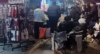 İzmir'de kamp sandalyeli, battaniyeli indirim nöbeti: Çarşı ortasında sabahladılar