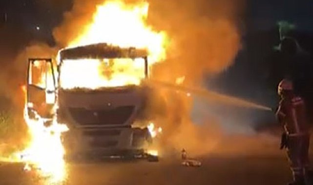 İzmir'de kömür yüklü tır alev aldı