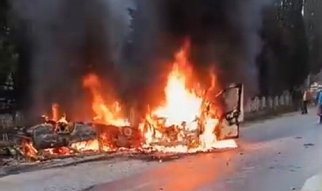 Kafa kafaya çarpışan araçlar çıkan yangında küle döndü