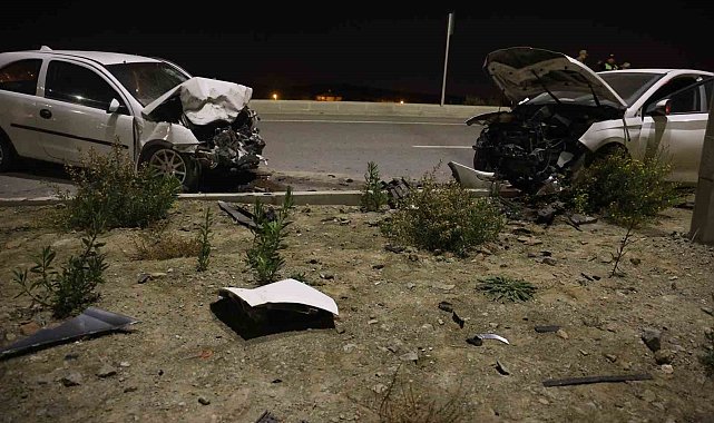 Kafa kafaya çarpışan otomobiller hurdaya döndü: 2 yaralı