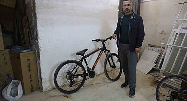 Kameralara yakalanan bisiklet hırsızına "Yazık yaşın genç diye şikayetçi olmadık, bir an önce iş bul ve çalış" diyerek nasihat etti