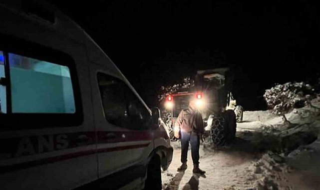 Karda mahsur kalan ambulansı, ekipler kurtardı
