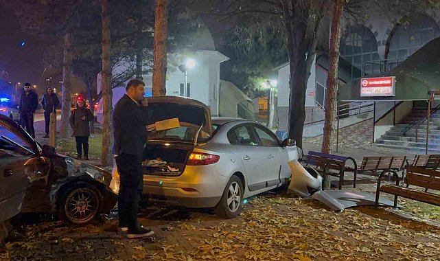 Kaza yapan otomobiller cami bahçesine girdi