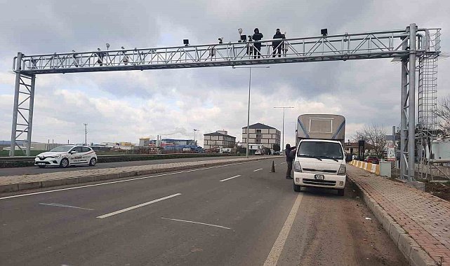 Kazada zarar gören otoyol plaka tanıma sistemi direği yenilendi