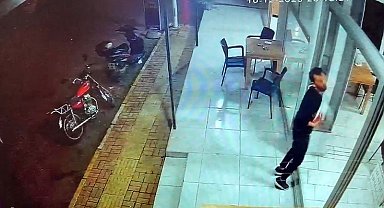 Kendi sildiği camı fark etmeyip yüzünü çarpan garson neye uğradığını şaşırdı