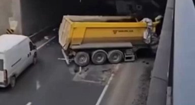 Kontrolden çıkan hafriyat kamyonu başka bir araca ve alt geçide çarptı