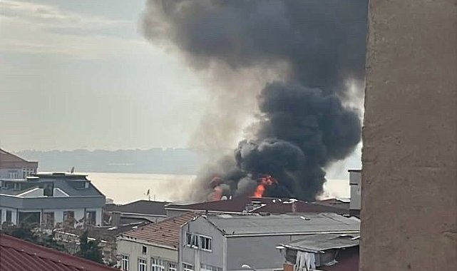 Küçükçekmece'de 4 katlı binanın çatı katından alevler yükseldi: O anlar kamerada