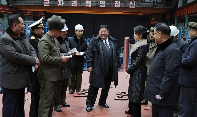 Kuzey Kore lideri Kim, inşası süren dev nükleer denizaltını denetledi