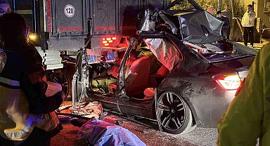 Lüks otomobil kamyona ok gibi saplandı: 1 ölü, 2 yaralı