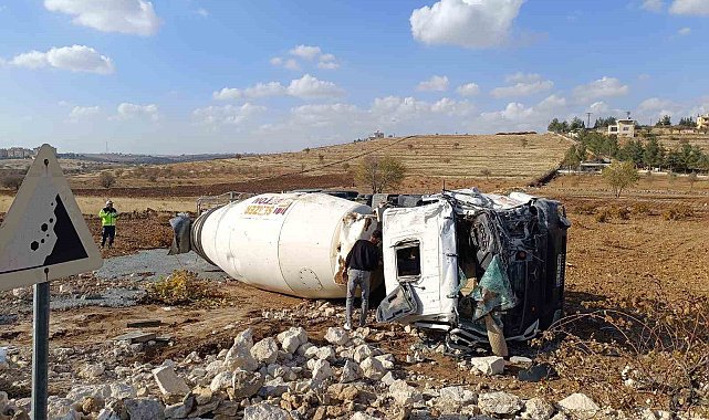 Mardin'de devrilen beton mikserinin sürücüsü yaralandı