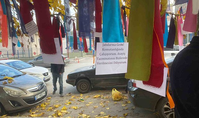 Memurlar bakanlığın önündeki ağacı 'dilek ağacı'na çevirdi