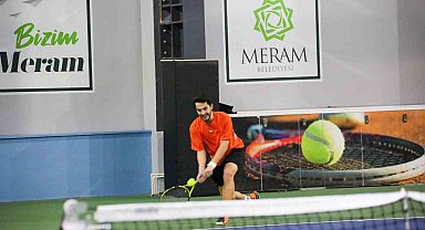 Meram'da aileler kortta buluşuyor