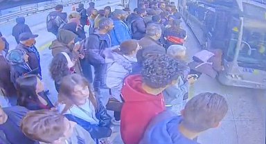 Metrobüs durağında dehşet anı: Bayılan kız metrobüsün önüne düştü