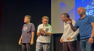 Otizmli bireylerin sahne performansı ayakta alkışlandı