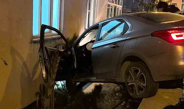 Otomobil bahçe duvarında asılı kaldı