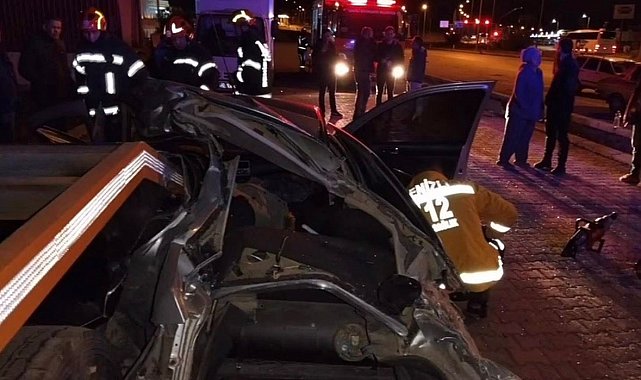Otomobil park halindeki tırın dorsesine çarptı: 1 ölü 1 yaralı