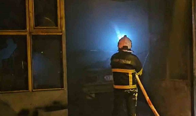 Otomobilde çıkan yangın iş yerine sıçradı