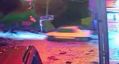 Otomobilin metrelerce aşağı düştüğü o anlar kameraya yansıdı: 2 yaralı