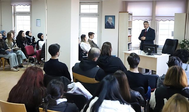 Rektör Kızıltoprak, 'Siyasi Tarih Dersi'ni Mustafa Hakkı Yeşil Kütüphanesi'nde işledi