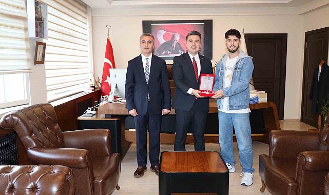 Sanatıyla Karacasu'ya değer katan öğrenci plaketle onurlandırıldı