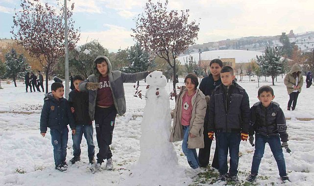 Şanlıurfa'da yıllar sonra kar sevinci: Çocuklar kartopu oynadı, yetişkinler halay çekti
