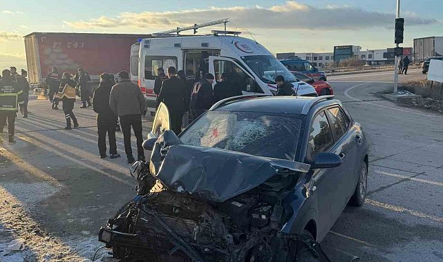 Servis aracıyla otomobil çarpıştı, 18 kişi yaralandı