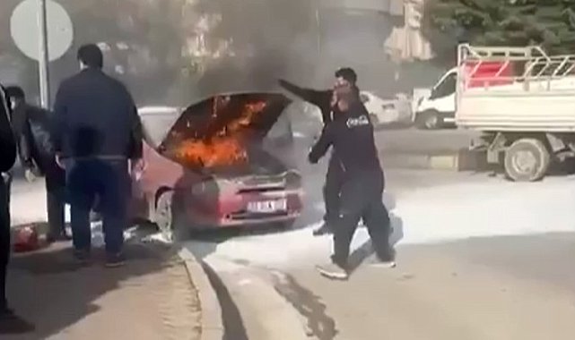 Seyir halindeyken yanan otomobili çevredeki vatandaşlar söndürdü