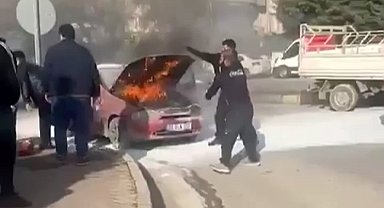 Seyir halindeyken yanan otomobili çevredeki vatandaşlar söndürdü