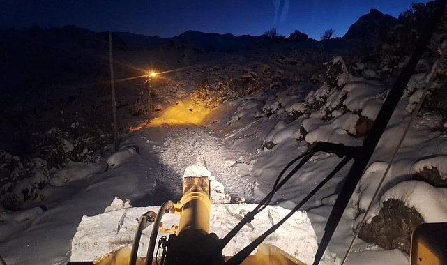 Siirt'te kar yağışı hayatı olumsuz etkiledi: Solunum hastası vatandaş ile mahsur kalan minibüs kurtarıldı