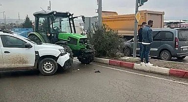 Siirt'te traktörle otomobil çarpıştı