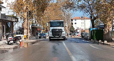 Sındırgı'da hasarlı binaların yıkımı sonrası temizlik çalışmaları sürüyor