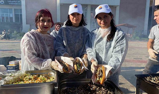Sinop'ta şenlikte 1 ton hamsi tüketildi