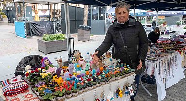 Soğuk havayı el emeği çiçekleriyle ısıtıyor