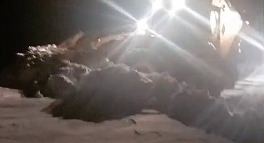 Tekman'da karla mücadele ekipleri kapalı mahalle yollarını açmak için seferber oldu