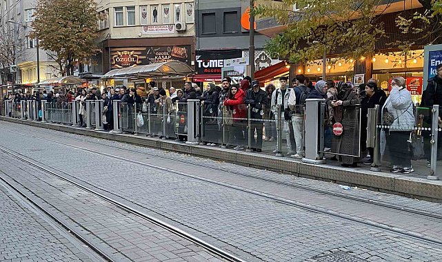 Teknik arıza sebebiyle tramvay seferleri aksadı, duraklarda yoğunluk oluştu