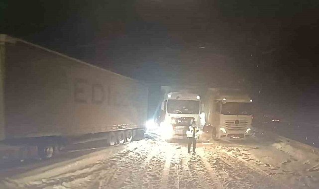TEM Otoyolu'nun Bolu geçişi Ankara istikametinde 3 tırın yolu kapatması sonucu ulaşım durdu
