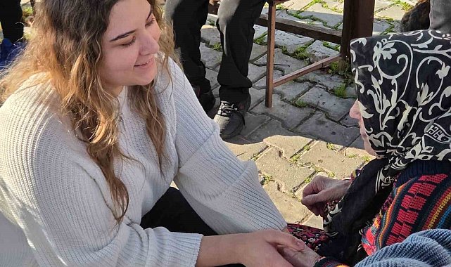 Üniversiteli gençler, yaşlı çınarları unutmadı