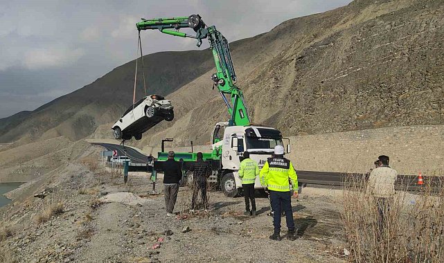Van'da 3 gence mezar olan otomobil, sudan çıkarıldı
