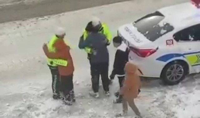 Van'da yürekleri ısıtan görüntüler: Trafik polisleri çocuklarla kartopu oynadı
