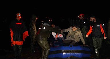 Antalya Kumluca'da sağanak yağış tarım arazilerini sular altında bıraktı, araçta mahsur kalan sürücü botla kurtarıldı