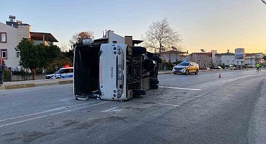 Antalya'da midibüs ile otomobil çarpıştı: 3 yaralı