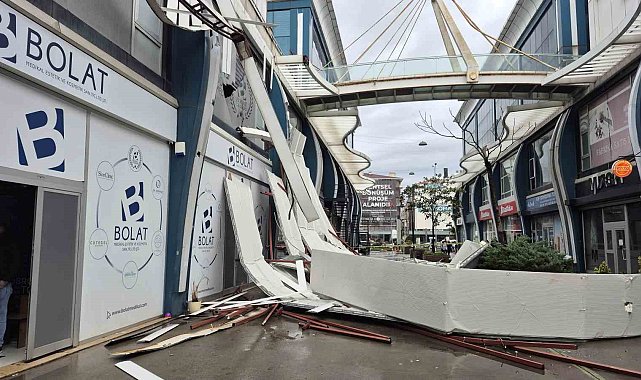 Avcılar'da fırtına iş yerinin çatısını uçurdu