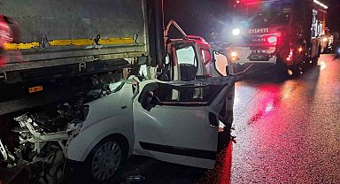 Balıkesir'de otomobil tıra arkadan çarptı; 1 yaralı