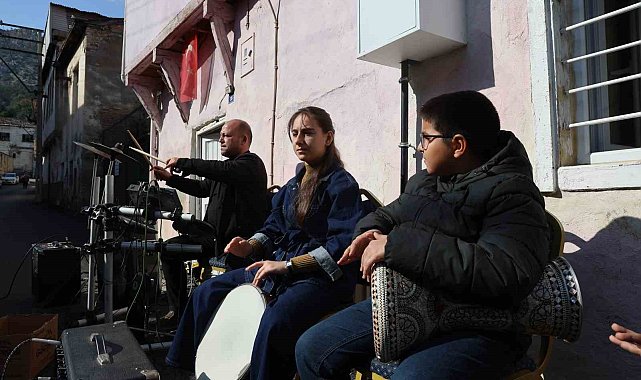 Barış Manço, annesiyle bir dönem yaşadığı evin önünde anıldı