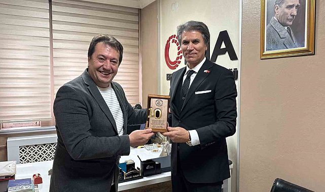 Başkan Şebin'den, İHA Bölge Müdürü Türkez'e 10. yıl plaketi