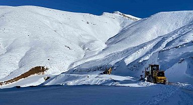 Batman'da kar yağışı nedeniyle hasta kepçe ile ambulansa ulaştırıldı