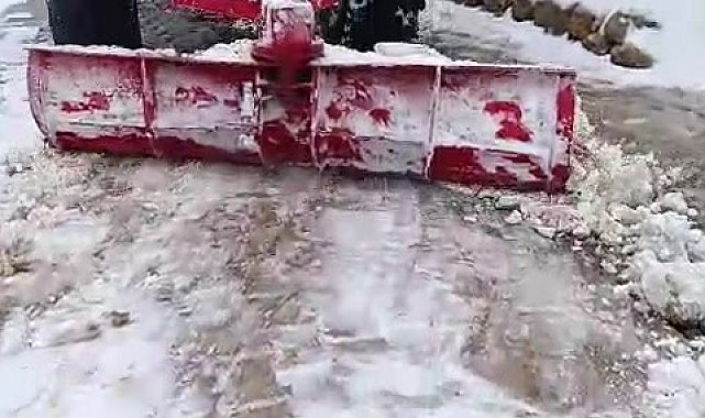 Batman'da muhtar, yolun kapanmaması için traktörle kar birikintilerini temizledi