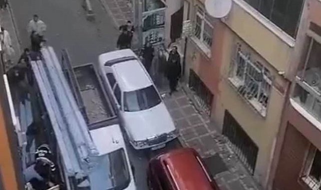 Bayrampaşa'da kamyonetin üzerindeki malzemelerin işçinin üzerine düştüğü anlar kamerada