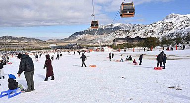 Belediyenin sömestir sürprizi çocukları Davraz'da karla buluşturdu