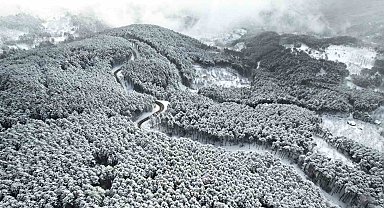Beyaz örtüyle Uludağ'ın virajları görsel şölene dönüştü